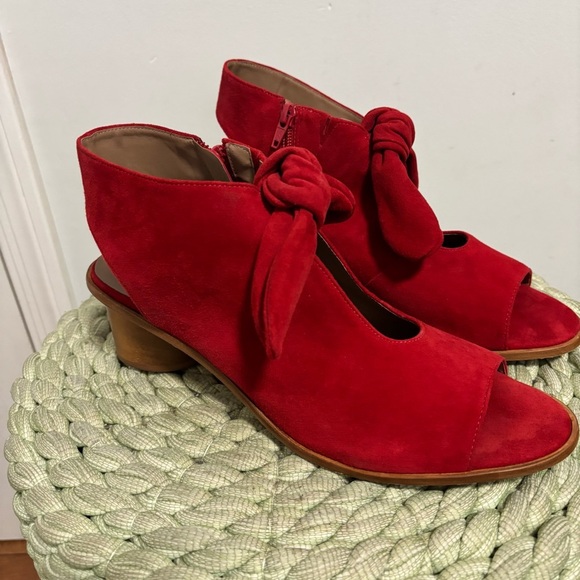 Bernardo Luna Bow Red Suede Peep Toe Round Wood Heel Shooties Sandals - Picture 5 of 11